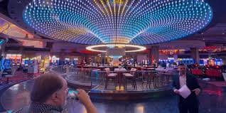 Tampilan studio live casino asiacasino dengan dealer nyata dan meja permainan berkualitas tinggi